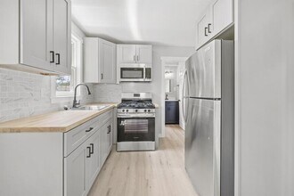 346 E Bernhard Ave in Hazel Park, MI - Foto de edificio - Building Photo