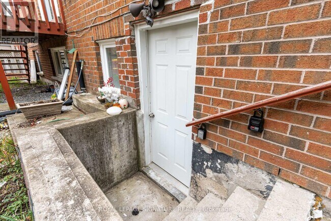 161 Chambers Crescent in Newmarket, ON - Building Photo - Building Photo