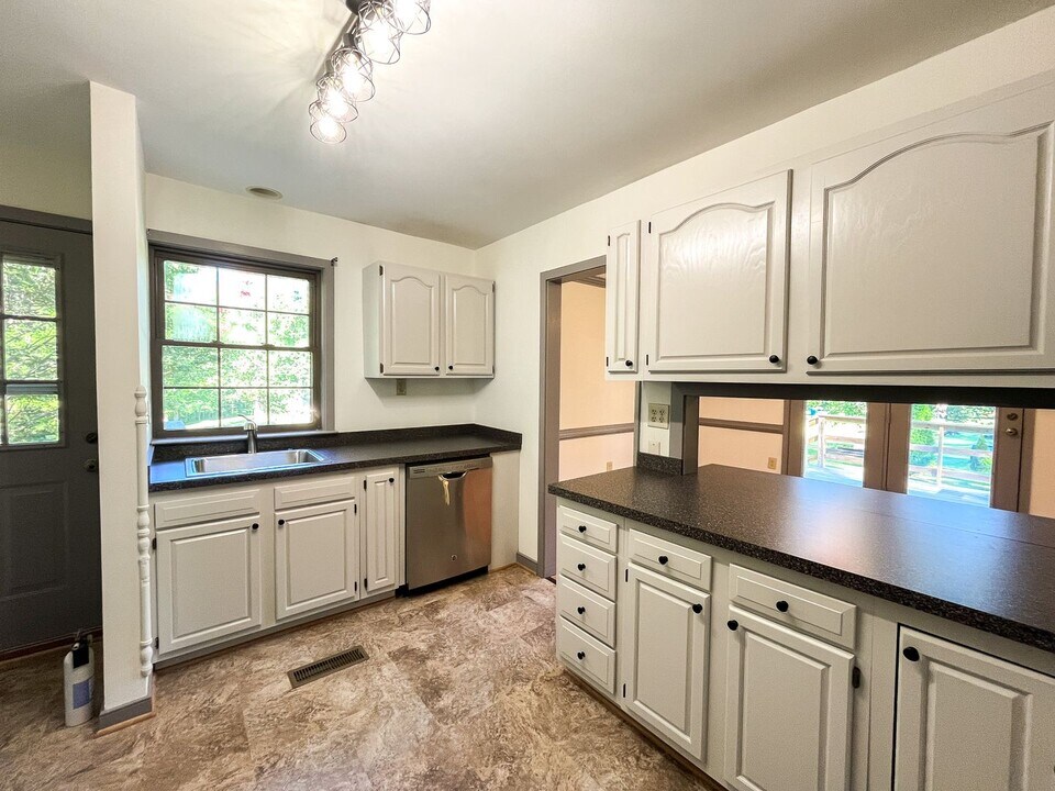 1007 Hickory Creek Rd in Louisa, VA - Building Photo