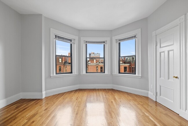 907 Boylston St, Unit 32
