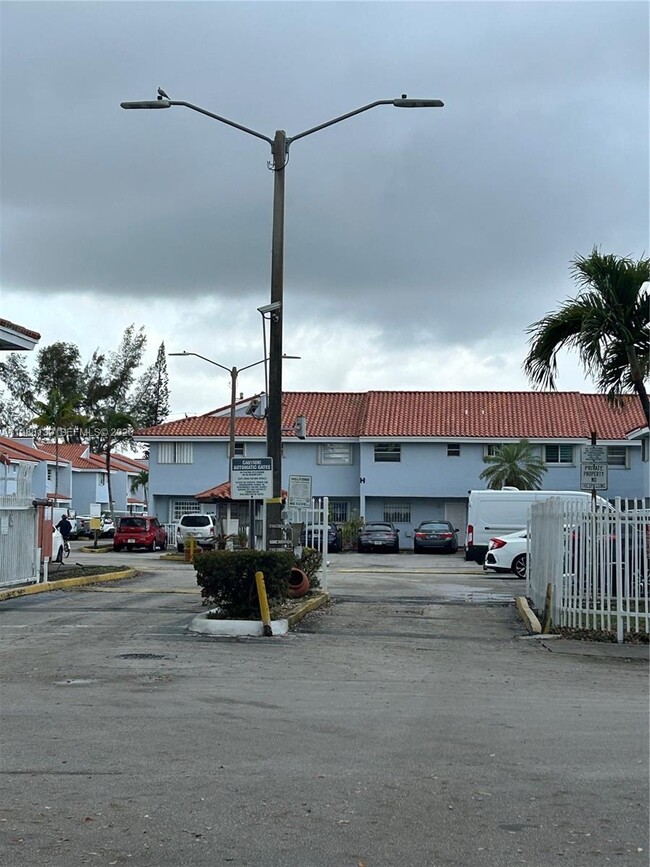 550 SW 115th Ave, Unit 304F in Miami, FL - Foto de edificio - Building Photo