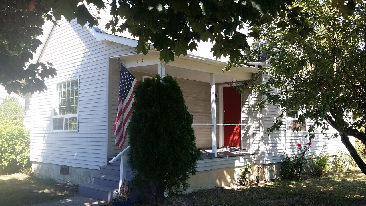314 S Chehalem St in Newberg, OR - Building Photo