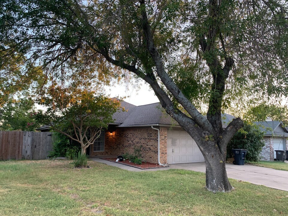 217 N Bugle Dr in Fort Worth, TX - Building Photo