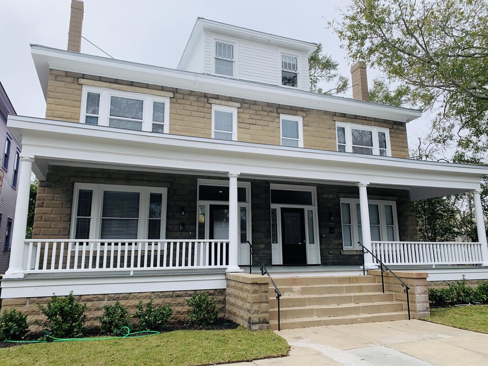 19 E 40th St-Unit -19C in Savannah, GA - Building Photo