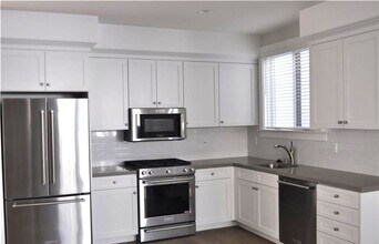 228 16th Pl in Manhattan Beach, CA - Building Photo - Building Photo
