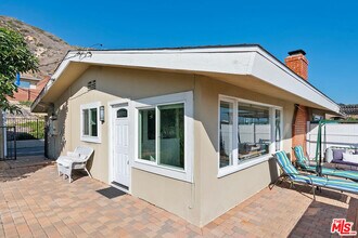 22609 Pacific Coast Hwy in Malibu, CA - Building Photo - Building Photo