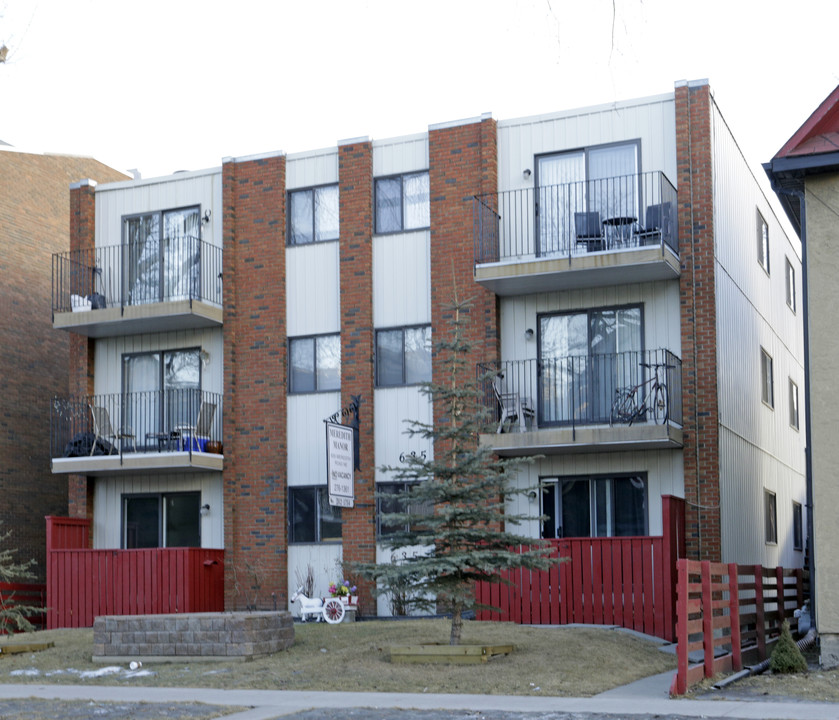 Merideth Manor in Calgary, AB - Building Photo