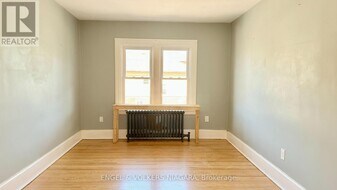 5038 Huron St in Niagara Falls, ON - Building Photo