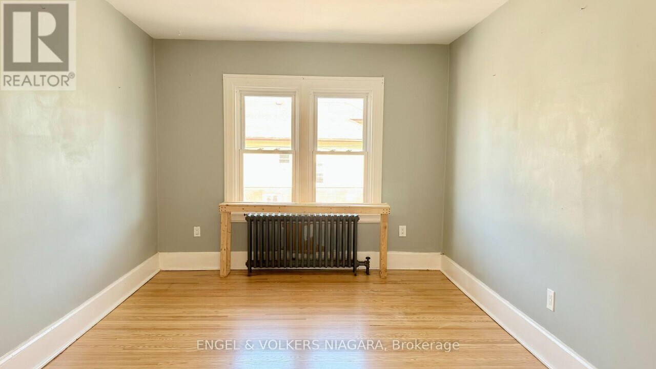 5038 Huron St in Niagara Falls, ON - Building Photo