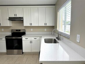 1235 Alpine Lake Dr in Brandon, FL - Building Photo - Building Photo
