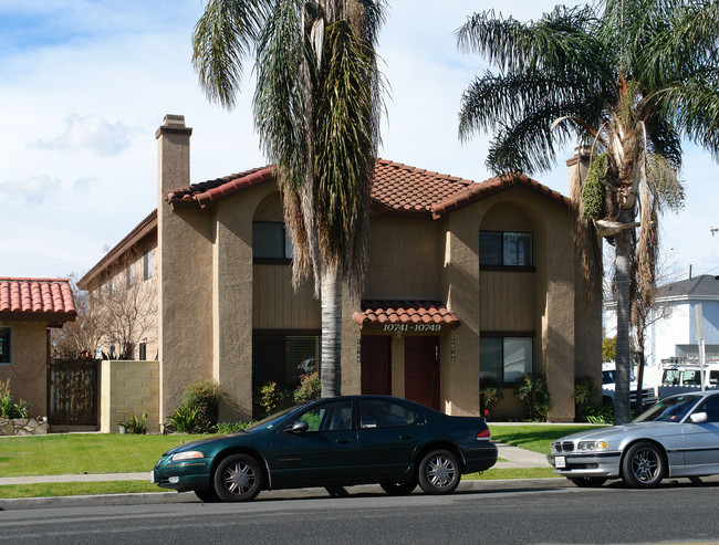 10741-10749 Chestnut St in Los Alamitos, CA - Building Photo - Building Photo