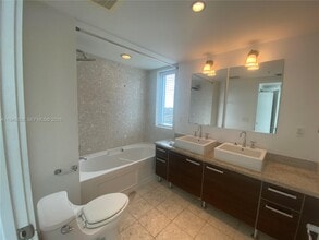 185 SW 7th St, Unit 501 in Miami, FL - Building Photo - Building Photo