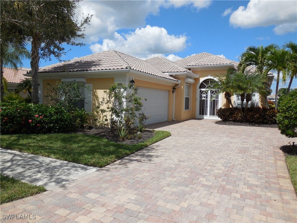 8539 Alessandria Ct in Naples, FL - Foto de edificio