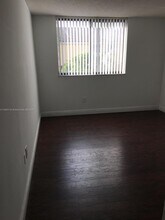 8261 NW 8th St in Miami, FL - Building Photo - Building Photo