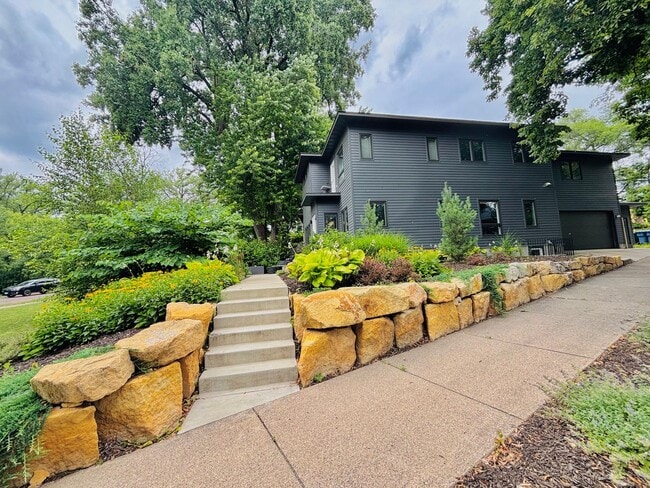 720 E Minnehaha Pkwy