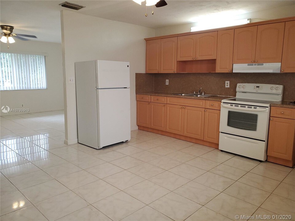 512 SW 2nd Ave-Unit -1-2 in Hallandale Beach, FL - Building Photo
