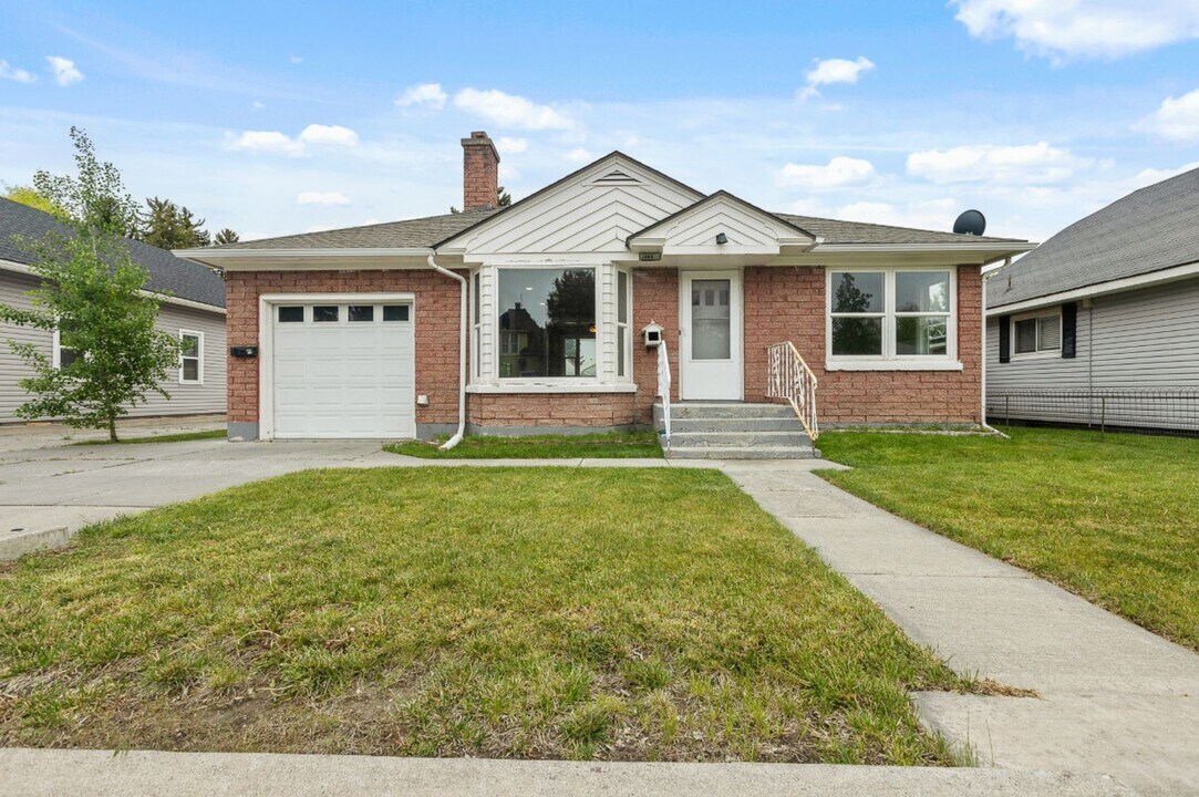 345 W 17th St in Idaho Falls, ID - Building Photo