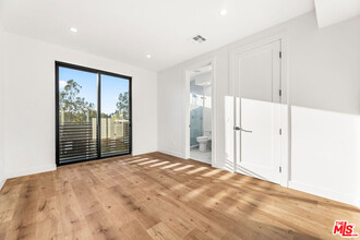 5120 1/2 Laurel Canyon Blvd in Los Angeles, CA - Foto de edificio - Building Photo