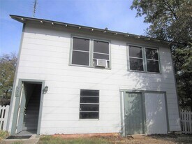1227 Peak St in Denton, TX - Building Photo