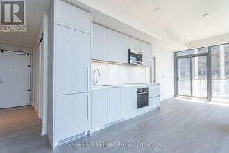 8 Cumberland St in Toronto, ON - Building Photo - Building Photo