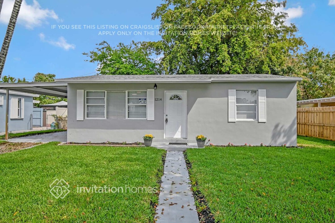 1214 S D St in Lake Worth, FL - Building Photo