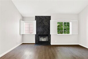 5200 White Oak Ave in Los Angeles, CA - Building Photo