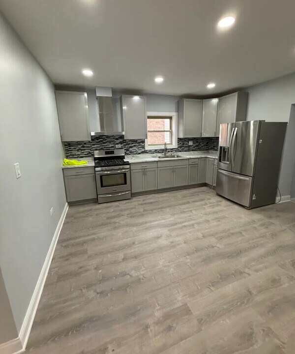 4921 W Addison St, Unit 1 in Chicago, IL - Building Photo