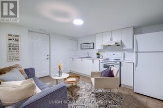 533 Victoria Park Ave in Toronto, ON - Building Photo - Building Photo