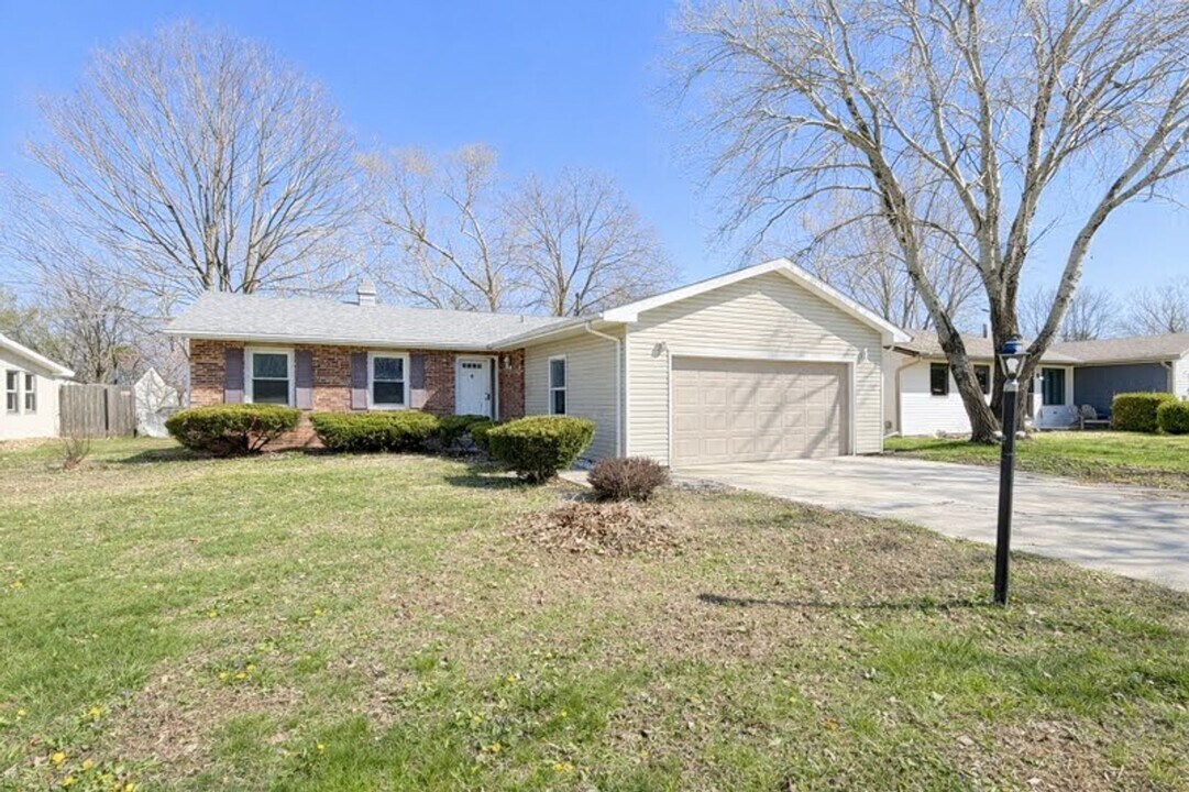 2310 Blackthorn Dr in Champaign, IL - Building Photo