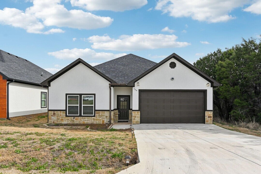 744 E Bluebonnet Dr in Granbury, TX - Building Photo