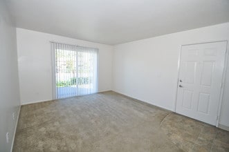 Shadow Way Apartments in Oceanside, CA - Foto de edificio - Building Photo