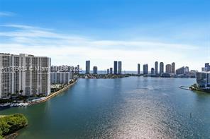 3370 Hidden Bay Dr in Miami, FL - Building Photo
