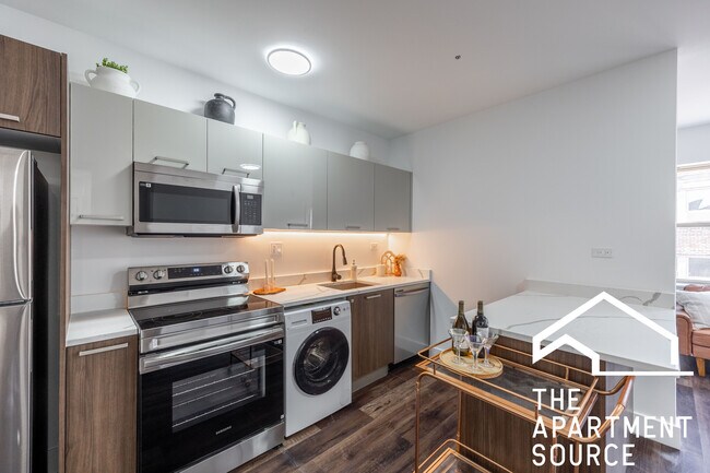 1553 W Hollywood Ave, Unit 312 in Chicago, IL - Building Photo - Building Photo