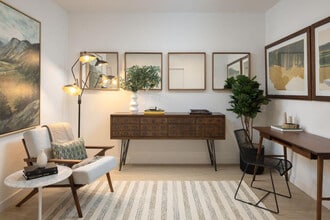 1001 N Shoreline Blvd in Mountain View, CA - Foto de edificio - Building Photo