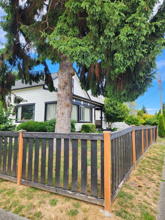 1746 4th St in Bremerton, WA - Building Photo - Building Photo