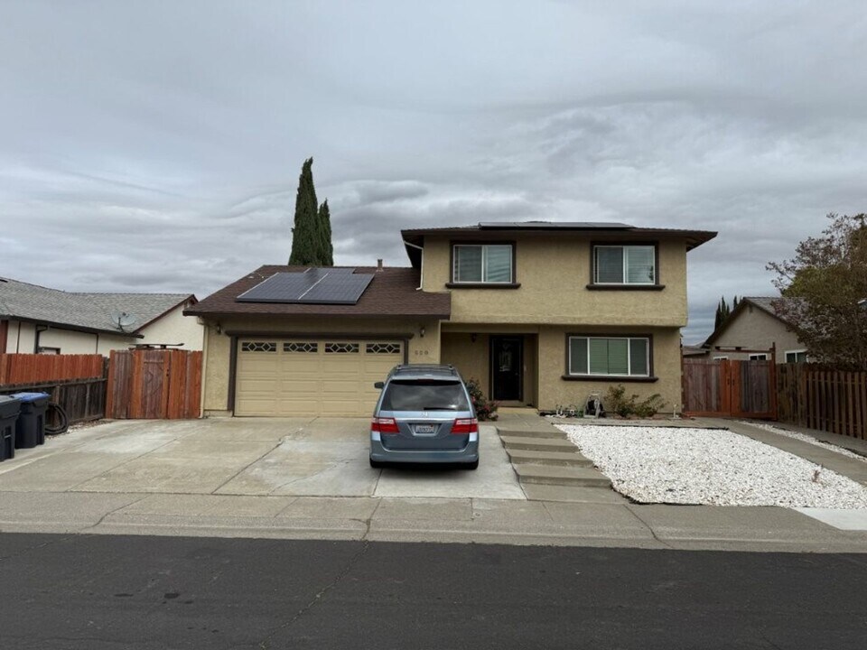 528 Eider Ln in Suisun City, CA - Building Photo
