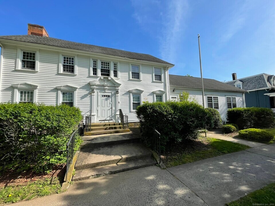 67 S Main St in Branford, CT - Building Photo