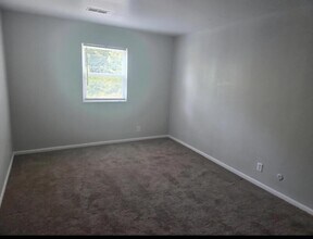 628 Wooddale Terrace in Greenwood, IN - Foto de edificio - Building Photo