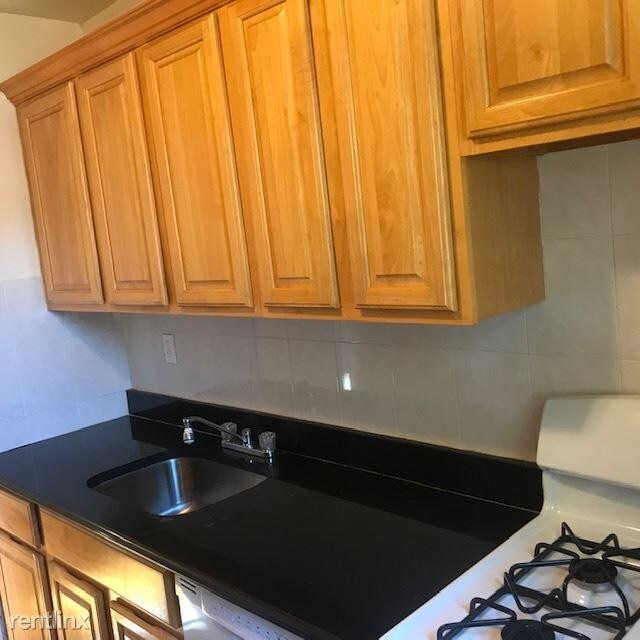 140-10 84th Dr in Queens, NY - Building Photo