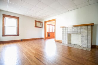 4129 N Lockwood Ave, Unit Upper in Toledo, OH - Foto de edificio - Building Photo