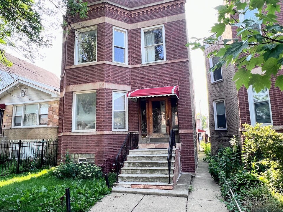 2310 N Hamlin Ave in Chicago, IL - Building Photo