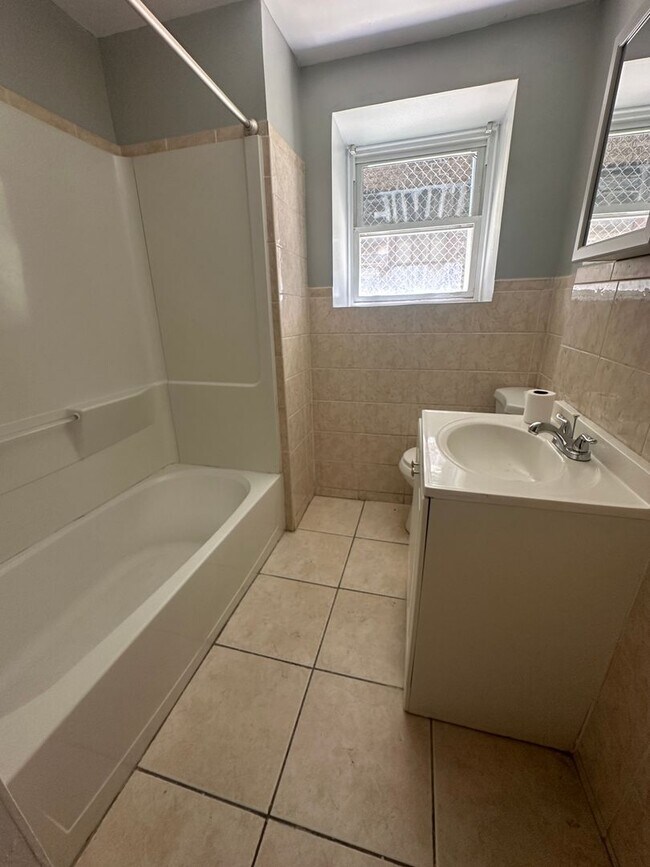 1315 W Roosevelt Blvd, Unit Basement Unit in Philadelphia, PA - Building Photo - Building Photo