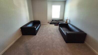 147 Highgrove Way, Unit Bedroom 4 in Dallas, GA - Foto de edificio - Building Photo