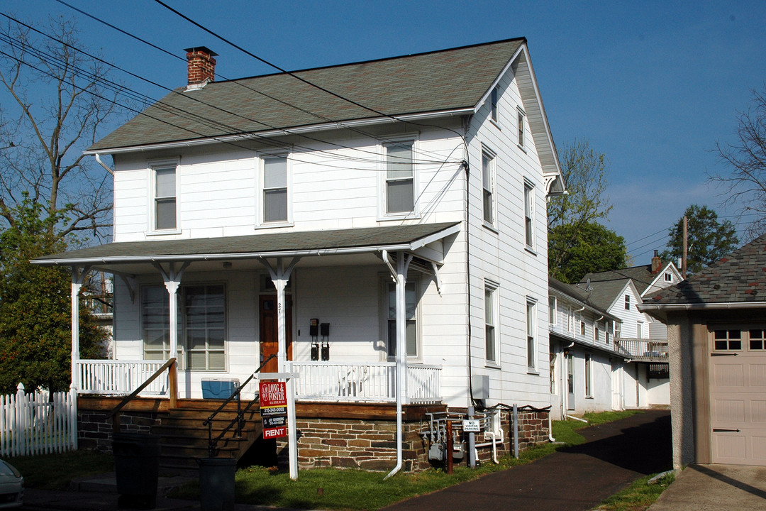 27 E Walnut St in Sellersville, PA - Building Photo