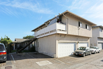 7182 Heil Ave in Huntington Beach, CA - Foto de edificio - Building Photo