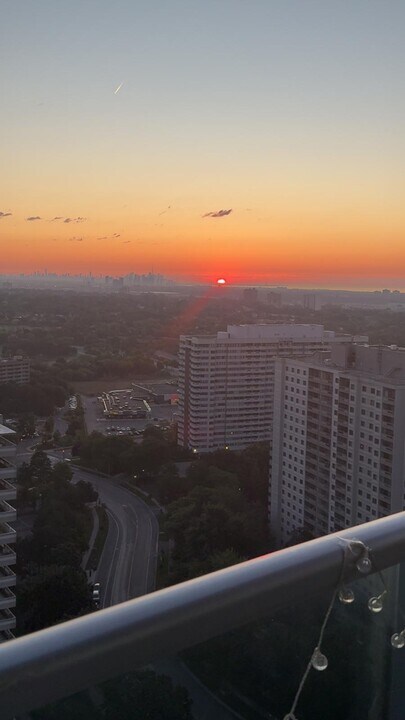 1 Elm Dr W in Mississauga, ON - Building Photo