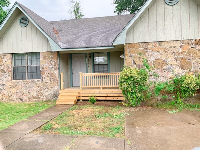 2310 Tyler St in Conway, AR - Building Photo