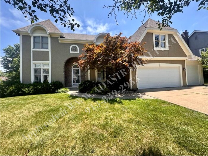 1317 E Sleepy Hollow Dr in Olathe, KS - Building Photo