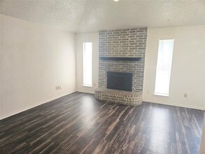 7601 Creekmoor Dr in Fort Worth, TX - Foto de edificio - Building Photo