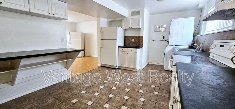 380 Patterson Rd in Kelowna, BC - Building Photo